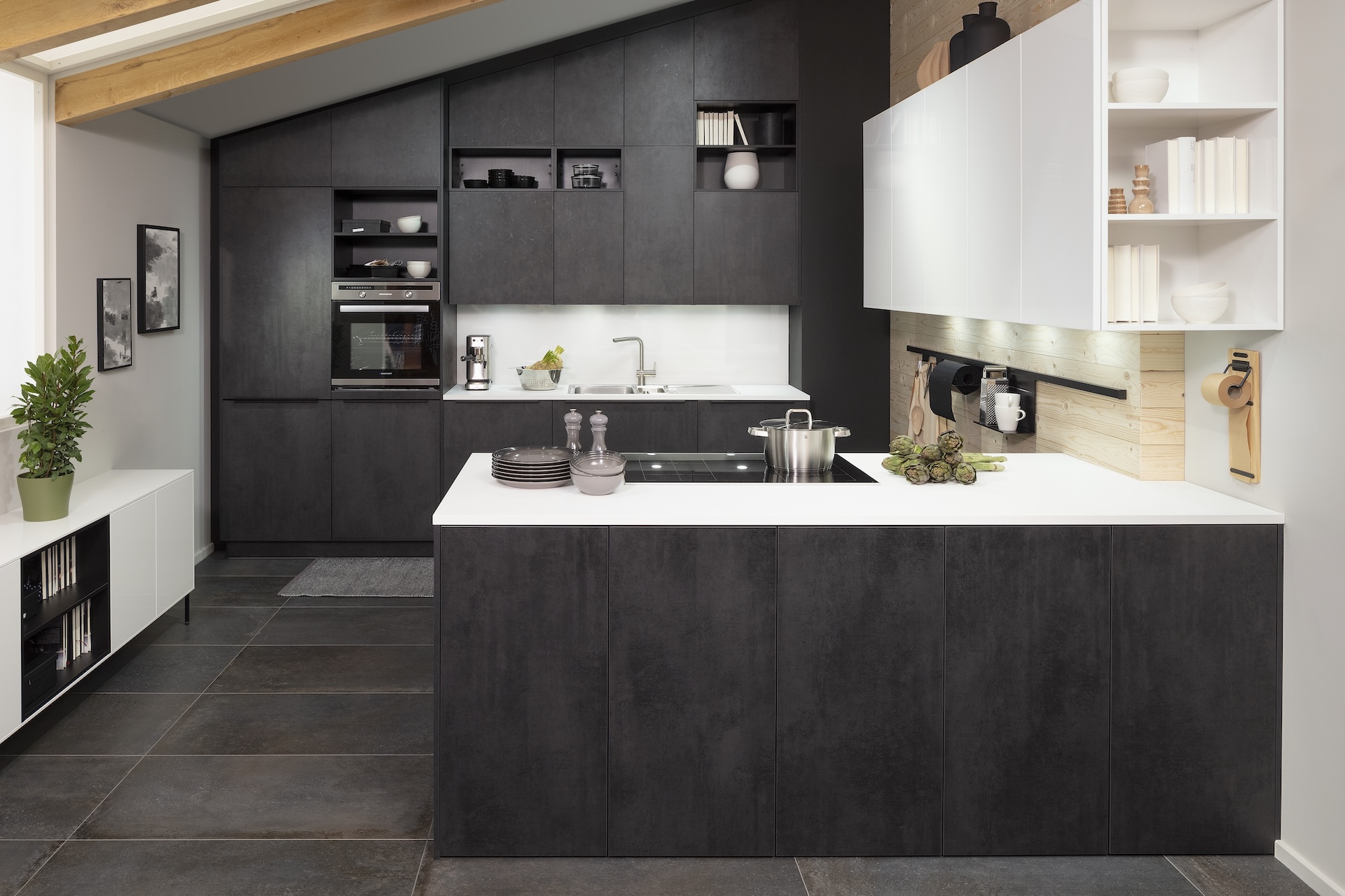 Häcker_Küche_in_Dachschräge_mit_Beton-Dekor