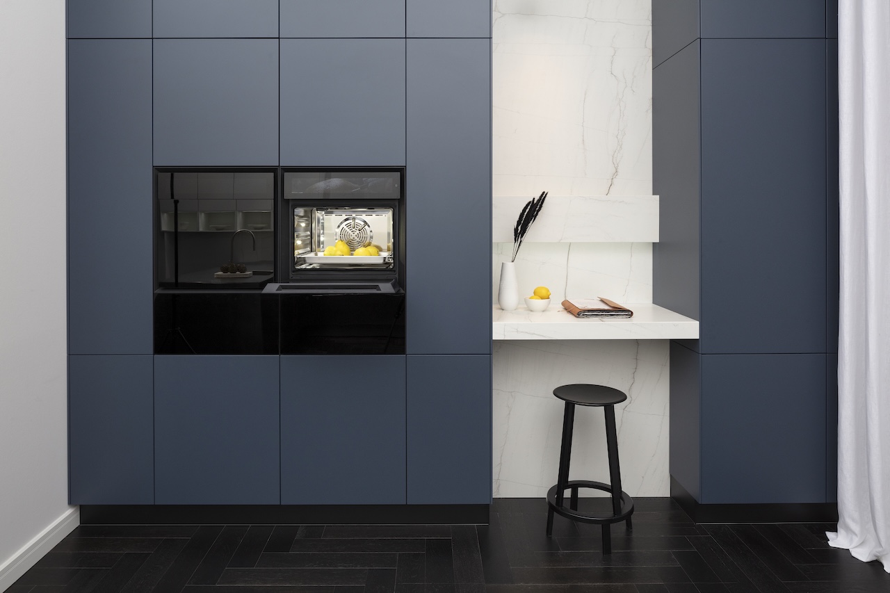 Häcker_Küche_mit_Home-Office-Arbeitsplatz_in_Nische