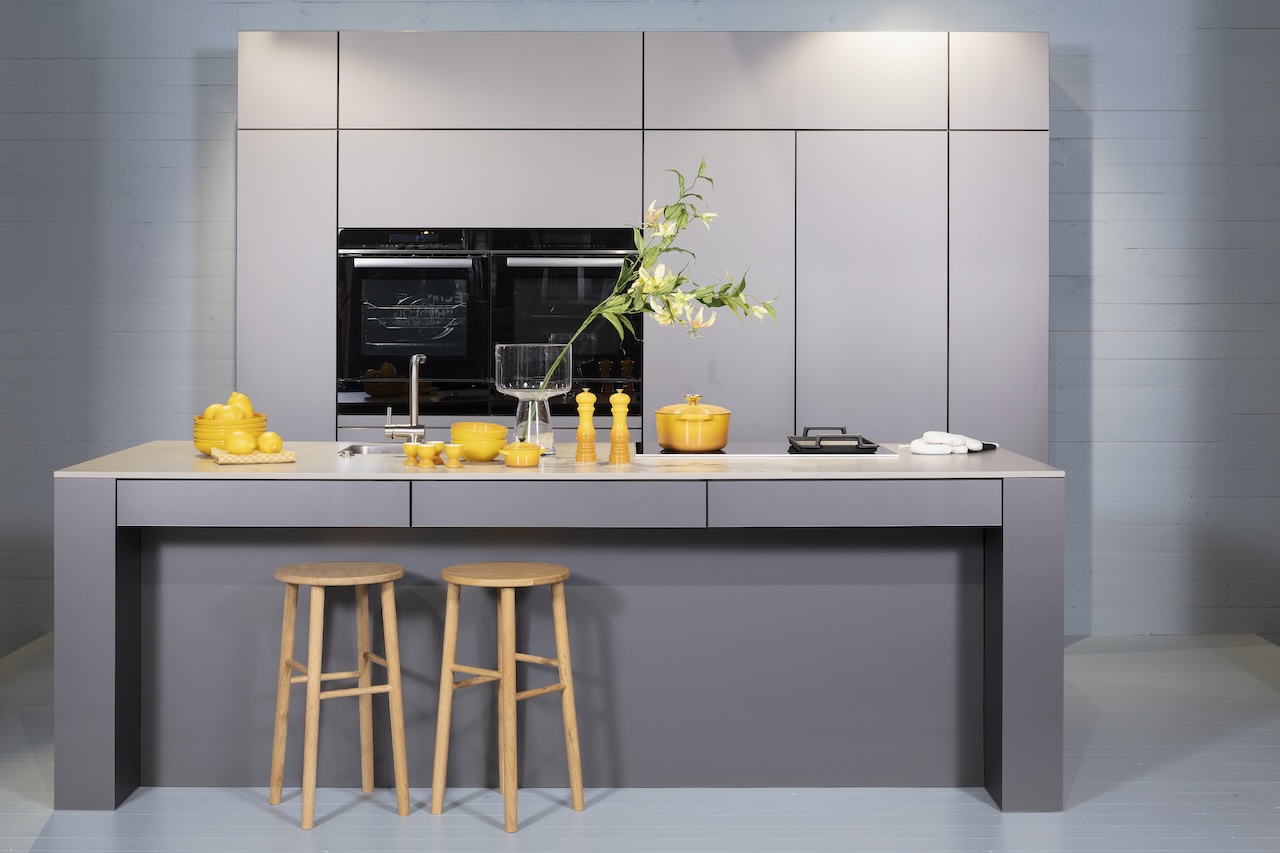 Häcker-Küche_in_Sandgrau_metallic_mit_Stühlen