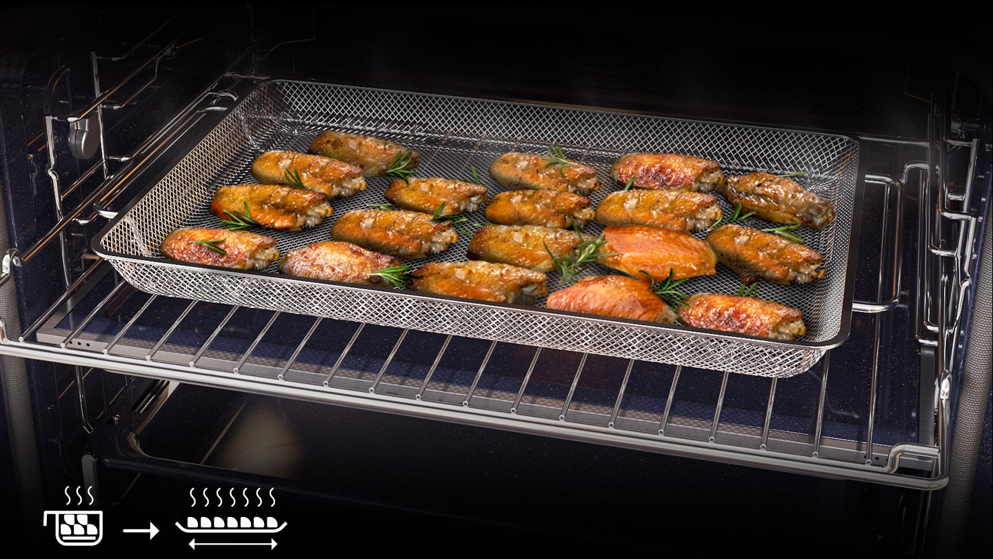 Rouladenähnliche Speisen mit Rosmarin in speziellem Backblech mit Gitterperforation auf dem Ofenrost