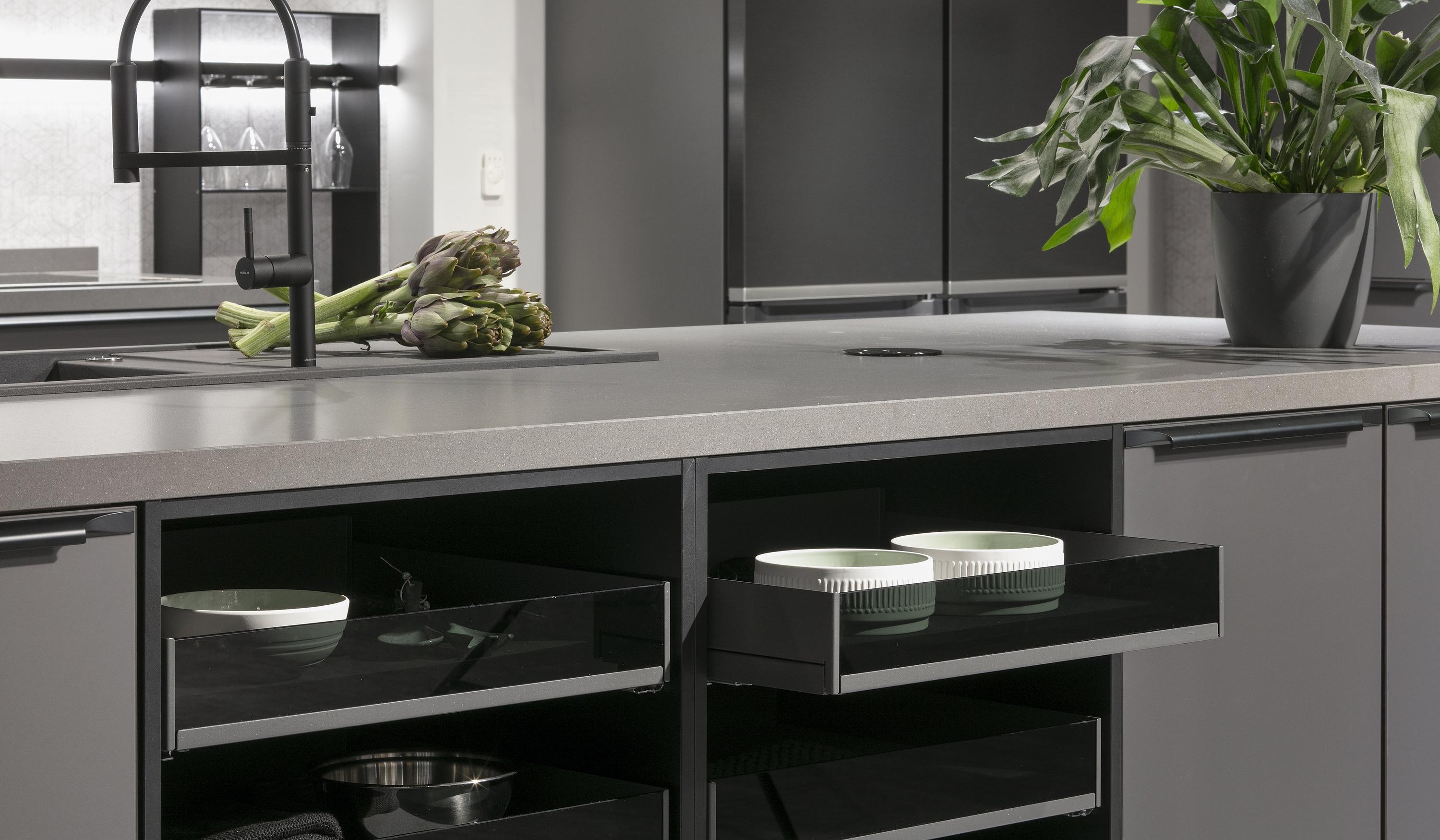 Auszugsregal oder englischer Zug mit dunkelgrau getönter Glasfront