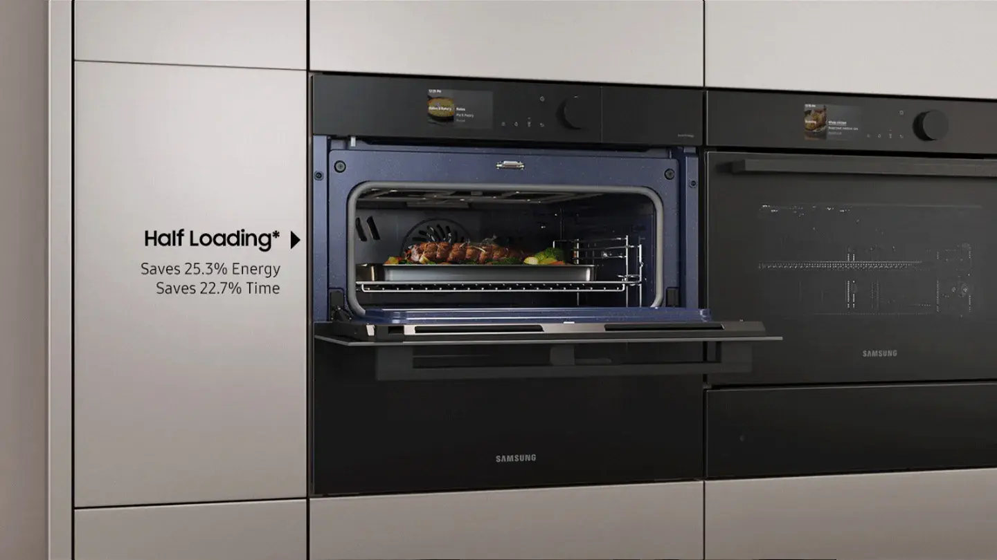 Samsung Backofen mit nur in der oberen Hälfte geöffneter Tür und Beschriftung Half Loading